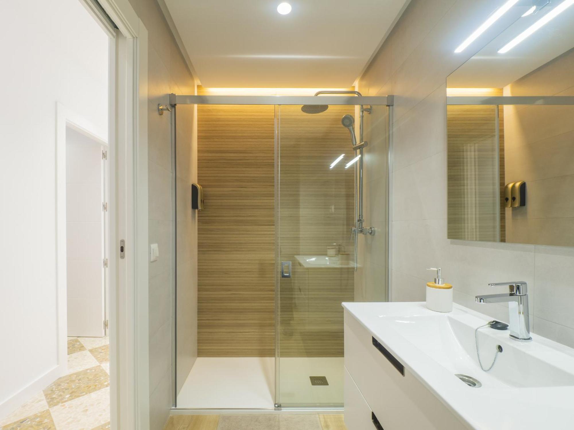 Cubo's Urban Center Apartment *